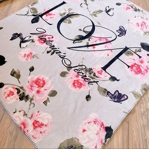 Victoria’s Secret Holiday 2020 Throw Blanket